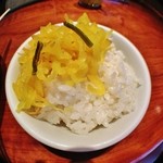 支那麺 はしご - ご飯と絶品の細切り沢庵