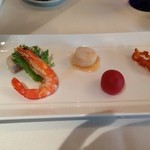 Shantao - エビ、スイートチリソースの帆立、超甘いトマト、ピリカラの白魚？