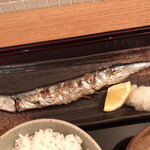 定食 美松 - 「新サンマ鹽燒」（2,000圓）の秋刀魚。