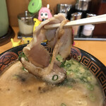 Hakata Nagahama Ramen Yumekaidou - チャーシュー、にゅ～～ん！　※持ち上げると、ホロホロと崩れます