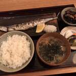 定食 美松 - 「新サンマ鹽燒」（2,000圓）。御飯は白米を選擇。