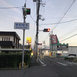 Hakata Nagahama Ramen Yumekaidou - 大きな道沿いを歩いて、店を発見　※左側がお店