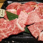 黒毛和牛焼肉ビーファーズ - 下半分が薩摩牛三種食べ比べ1,529円です。