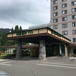 霧島ホテル - 到着時には、たくさんの方々がお出迎えしてくれます。