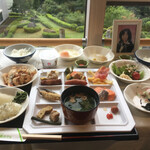 霧島ホテル - 朝食は、バイキング　鹿児島ならではの料理がものすごい量並んでいます。