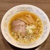 シャントウ - ●醤油ラーメン　640円
塩ラーメンと同じ濃厚な鶏ガラ出汁汁
（乳化までしていない）で旨みはタップリ
あるけれど、塩気が多めなのが気になる味わい
旨みが塩分によりマスキングされてて
旨み感は減る感じ