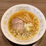 Shan tou - ●醤油ラーメン　640円
                        塩ラーメンと同じ濃厚な鶏ガラ出汁汁
                        （乳化までしていない）で旨みはタップリ
                        あるけれど、塩気が多めなのが気になる味わい
                        旨みが塩分によりマスキングされてて
                        旨み感は減る感じ