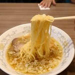 シャントウ - 麺リフト 麺は普通な食感で美味しかった。 チャーシューは今回、普通に美味しい