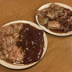 大衆焼肉 - 左の皿　ホルモン290円、レバー290円　　　　　　　右の皿　ミノ790円、ハラミ450円