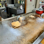 Okonomiyaki Yuuyuu - 鉄板の様子