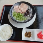 龍潭酒家 - 特製豚骨ラーメン，ライス