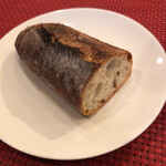 ビストロノブ - 香ばしく美味しいパン 実は丁寧に切り目が入っています