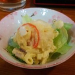 菊乃家本店 - お通しのポテトマカロニサラダ 〜赤いのはニンジン