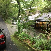 妙見石原荘 食菜石蔵 - 担当の方々が車の案内してくれます