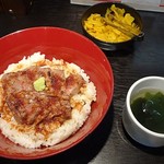 牛庵 - ステーキ丼にはわかめスープが付きます