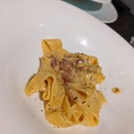 Trattoria noi - 自家製タリアテッレのカルボナーラ。ベーコンは細切りにしてあるタイプ。卵の味の方がしっかり！！