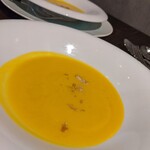 trattoria noi - かぼちゃのポタージュ。クルミオイルに砕いたクルミ。とろりの食感だけど味付けはあっさり系！