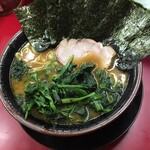 家系ラーメン 王道家 本店 - ラーメン中盛りに青菜と海苔トッピング。味濃いめ。