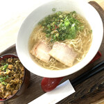 豚豚拍子 - 縮れ麺…スープ絡み良し！