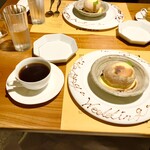 シカゴ - ●デザート
      サバイヨンソースによる黄桃のグラタン
      モカマタリ