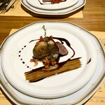 シカゴ - ●前菜２
      フォアグラが主役のロッシーニ風薄切りステーキ
      バルサミコソースにトリュフソース