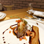 シカゴ - ●前菜２
      フォアグラが主役のロッシーニ風薄切りステーキ
      バルサミコソースにトリュフソース