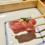 シカゴ - ●スターター（アミューズ）
      飛騨牛の握り寿司