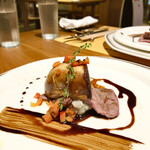 シカゴ - ●前菜２
      フォアグラが主役のロッシーニ風薄切りステーキ
      バルサミコソースにトリュフソース