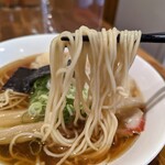 支那そば大和 - 黒だし特製雲吞麺（麺リフト）