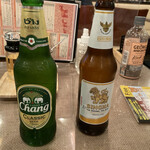 タイ料理ジャンピー - タイの代表的ピール、左：チャーンと右：シンハー