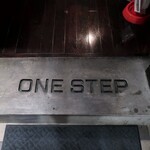 One Step - 入口のワンステップ段差。