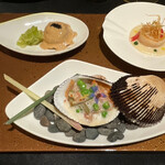 ガストロノミー ジョエル・ロブション - ラングスティーヌと黒トリュフのラヴィオリ、赤貝のマリニエール、北海道産ホタテ貝のポワレを新玉葱のクーリと共に