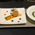 ガストロノミー ジョエル・ロブション - ホタルイカのクロメスキ、東京うこっけい卵 半熟に加熱しホウレン草とコンテチーズのムースリーズにのせて