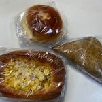 阪急ベーカリー - 料理写真:並んだパンの中から３種類のパンを選んでお持ち帰りしてみました。