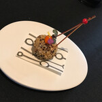 ガストロノミー ジョエル・ロブション - とろけるキノアをとじ込めてフライに スモーキーなピキオのソースをのせて