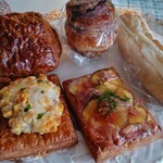 THE CITY BAKERY - 今日のセレクト　右の細長いパンは、クリームのソフトフランス。中央上はシナモン