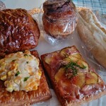 THE CITY BAKERY - 左上はチョコ、手前左はコーン＆ツナ、右手前が生ハム＆クリームチーズ＆イチジクかと思ったらズッキーニだったかな？