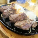 肉バル BEEF KITCHEN STAND 歌舞伎町店 - 名物ビフテキ￥319（4人分）
