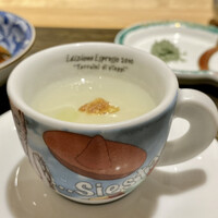 天七 - 冬瓜すり流し 鶏皮チップ
                    冷たい冬瓜のすり流しです。
                    秋となりましたが日中は汗ばむ事もあり、まだ冷たいすり流しも良いですね。
                    ひとつまみの鶏皮チップの塩気が思いのほか冬瓜の淡白な味わいを引き立てます♪