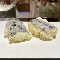 天七 - 千両なす
                      普通の茄子ですが、絶妙な火入れにより瑞々しくほんのりと甘みが感じられ美味しいです♪
                      プロにかかればこんなにも美味しくなるのです！
                      一つは笹塩で、一つは合わせ醤油で、醤油がめちゃ美味しいです♪