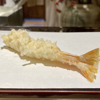 天七 - 車海老一本目
                    衣が軽く揚げ上がりはカラッと。
                    中心部にも火が入り甘みを強く感じます。
                    五十嵐さんは、車海老をレアに揚げるのではなく火を中まで入れる事に拘り、車海老本来の甘みを最大限に引き出しています。