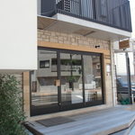 シュヴァル・ドゥ・ヒョータン - 店の外観・・地味です。