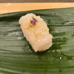 寿司処 やまざき - おまかせ７０００円。白海老。何十尾使っているのでしょう！酢飯に負けない重量感で、白海老の甘みが口一杯に広がる美味しさです（╹◡╹）（╹◡╹）