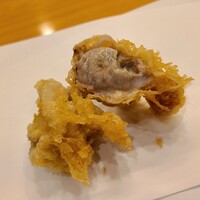 天ぷら 車 - ㉓蛤(茨城県鹿嶋産)
                    朝鮮蛤の産卵期は初夏～夏、旬は春～初夏。
                    お鮨では朝鮮蛤は強めの旨みで大和蛤は円やかな旨みと感じるのですが、天ぷらになると旨みも円やかで滋味をじっくり楽しめます。