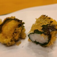 天ぷら 車 - ⑮白海老(富山県富山湾産)の大葉巻き
                    産卵期は夏～晩秋、旬は春～晩秋。
                    鮮度が良いので臭みが全くありません。
                    お刺身用の大きめなサイズ。
                    強い甘みが口いっぱいに拡がります。