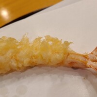 天ぷら 車 - ⑤車海老(鹿児島県産、養殖)
                    1本目、衣が立っており口に含むと衣が溶ける。
                    -60℃で保管したサラサラな小麦粉ならではの食感、日々の研鑽を感じます。
                    車海老の瑞々しさが印象深く刻まれます。