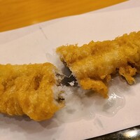 天ぷら 車 - ⑳穴子(長崎県対馬列島産)
                      産卵期は初夏～初秋、旬は夏～秋、寿命は3年~7年。
                      お鮨屋さんの穴子より小さな80g位で滋養がより感じられるサイズ。
                      ホクホクに揚げられ脂が活性化し旨みも増してます。