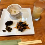 蕎麦倶楽部　佐々木 - リンゴジュース、ごま豆腐、花豆、生ひじきの酢の物