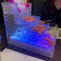 牛牛 西麻布 総本店 - 肉寿司のネオンひな壇。