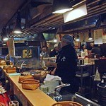 やまとや - 活気ある店内